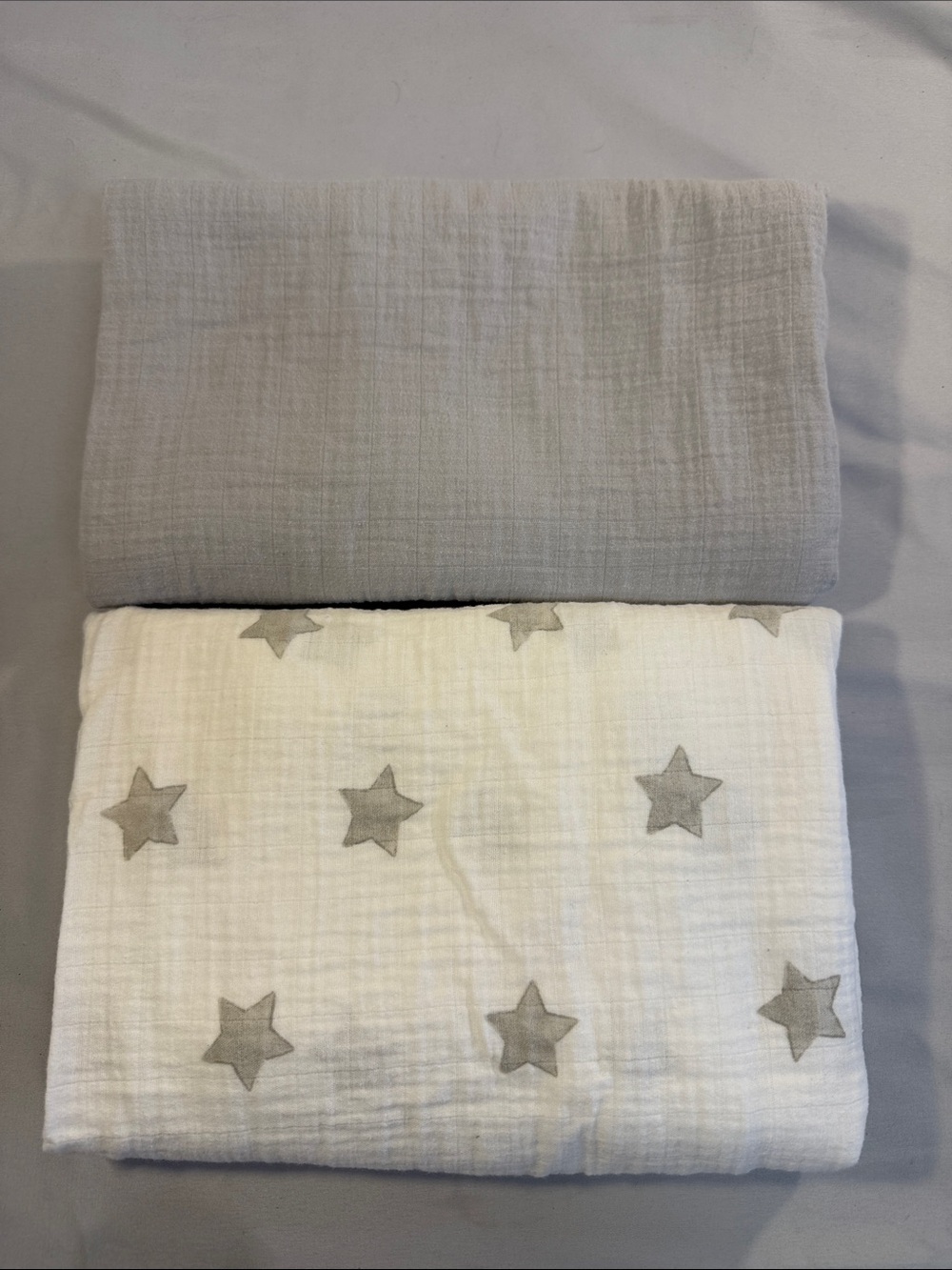 Living Textile - Neutral Star Muslin swaddle Blankets - Grey and White